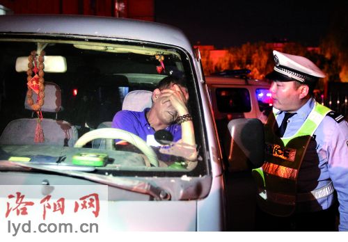 酒后駕車遇檢查 司機竟躲車內不出來