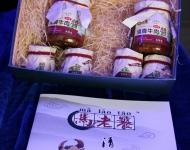 據(jù)了解，駐馬店清雅齋清真食品有限公司成立于2015年10月，是一家年輕的食品加工企業(yè)。公司位于駐馬店裝備產(chǎn)業(yè)集聚區(qū)，占地約2000平方米，擁有先進(jìn)的標(biāo)準(zhǔn)化生產(chǎn)設(shè)備和大型倉(cāng)庫(kù)。公司專注于清真類食品的研發(fā)和加工，其主打的“馬老饕”牌清真牛肉醬和牛肉條，以我市豐富的夏南牛資源為原料基地，以獨(dú)特配方和加工工藝制成，填補(bǔ)了我市該類食品加工業(yè)的空白。