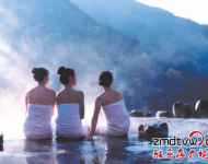 泡溫泉：嵖岈山溫泉度假酒店溫泉占地150畝，整個項目是由河南省乃至中原六省最大的溫泉項目。將中國的養(yǎng)生溫泉文化演藝的淋漓盡致。她將中國人的健康概念提升到一個高度。她引領的是一種健康的生活方式。溫泉水屬國家罕見的鈾溫泉，溫泉水富含氯、硫酸根、氟、氡、可溶性硅酸、鈉、鈣、鉀、鎂等30多種有益人體的礦物質微量元素，常泡溫泉具有養(yǎng)生、美容、延年益壽等功效。