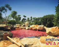 露天溫泉占地120畝，整個露天溫泉區(qū)溫泉養(yǎng)生功效泡池163個，及其的震撼和壯觀。室內溫泉綜合服務樓，總面積2萬平方米，一次性可接待約6000人。    優(yōu)惠活動：   嵖岈山溫泉小鎮(zhèn)鉅惠會員卡提前預售，辦理前100名會員卡的，根據會員辦理繳費情況，免費贈送嵖岈山溫泉門票，最多可贈送100張，名額有限，贈完為止！咨詢電話0396-4999999/4999906市內：溫泉門票買二送一，買三送二地址：建業(yè)森林半島38號樓5單元6樓電話：15103812551    13839938576