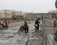 河南民間古建筑——宏濟(jì)橋位于河南省汝南縣城北，跨汝河，明代稱(chēng)弘濟(jì)橋、博愛(ài)橋，清代稱(chēng)迎恩橋，因靠近天中山又稱(chēng)天中橋，現(xiàn)在以方位稱(chēng)北關(guān)大橋。歷經(jīng)400余年，安然挺立，為豫南地區(qū)著名的古橋梁。（圖/文野貓）