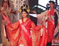 2015世界旅游小姐全球總決賽近日在吉隆坡落幕，61個(gè)國家和地區(qū)的61名佳麗參加了總決賽。最終，菲律賓選手獲得冠軍。烏干達(dá)選手和立陶宛選手分別獲得了第二名和第三名。圖為2015世界旅游小姐中國總決賽冠軍王汝妍驚艷亮相。