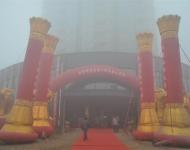 【駐馬店廣視網(wǎng)】（記者 朱劍鋒）1月9日上午，河南金地集團(tuán)十周年大慶輝煌再出發(fā)活動在確山縣金地?盛世華庭隆重舉行。世界杰出華商協(xié)會主席、天九平臺投資集團(tuán)總裁，湖南天九雙眾資產(chǎn)管理有限公司董事長姜正軍先生，中共確山縣委統(tǒng)戰(zhàn)部部長張萬兵等領(lǐng)導(dǎo)以及30多家新聞媒體記者出席慶?；顒印Ｊ杲鸬?，躬耕確山，在城市發(fā)展的歷史進(jìn)程中，留下了濃墨重彩的一筆。從金地?愛民安置小區(qū)到金地?盛世華庭，金地家園作為確山宜居生活建設(shè)領(lǐng)航者和開拓者，持續(xù)為確山締造時代地標(biāo)和人居典范工程，構(gòu)筑城市最亮麗的風(fēng)景線。