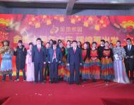 河南金地集團(tuán)公司領(lǐng)導(dǎo)及全體演員上臺合影留念 。 大鵬一日同風(fēng)起，扶搖直上九萬里。今天，金地家園將負(fù)黃牛之精神、懷鯤鵬之志向不斷尋求更高更新的突破，必將為實(shí)現(xiàn)中國夢而翱翔于天中大地!