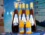 本地特色產(chǎn)品五龍口飲品飲品在優(yōu)質(zhì)果蔬原產(chǎn)地甄選上等的食材入料，在順應(yīng)大眾對(duì)產(chǎn)品營(yíng)養(yǎng)和口感雙重需求的前提下，融合傳統(tǒng)鮮榨工藝與現(xiàn)代科技，最大限度地保留果蔬的天然成分，最大限度地保持果蔬的芬芳。