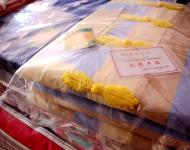 上蔡縣手織老粗布?xì)v史悠久，在汲取傳統(tǒng)的粗布文化精髓的基礎(chǔ)上開(kāi)發(fā)出既保持傳統(tǒng)粗布厚重拙樸的原始風(fēng)格，又帶有現(xiàn)代時(shí)尚氣息的老粗布工藝新品種，使這一民間傳統(tǒng)工藝得到了繼承與發(fā)展。