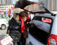 新能源電動(dòng)車成為消費(fèi)者的新寵，慢慢走近千家萬(wàn)戶。