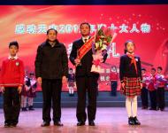 堅(jiān)持是一種精神更是一種力量，奉獻(xiàn)源自內(nèi)心對(duì)社會(huì)對(duì)他人懷有深沉的愛。十五年無償獻(xiàn)血，近7萬毫升的獻(xiàn)血量，帶給無數(shù)人新的希望，那是生命的期盼、生命的奇跡、生命的延續(xù)、生命的輝煌。獻(xiàn)血公民——賈峰 