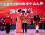 一個(gè)樸實(shí)、陽光如鄰家小伙的帥氣青年，在危險(xiǎn)來臨之際奮不顧身撲向火場(chǎng)，與死神搏斗的日日夜夜仍念念不忘作為保安的職責(zé)。他的事跡感動(dòng)鵬城驛城、感動(dòng)天中、感動(dòng)大江南北。大愛真英雄，烈火中永生，柔肩擔(dān)道義，熱血鑄忠誠(chéng)。烈火忠魂——李到信
