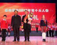 搏擊商海，創(chuàng)造本土連鎖超市的旗艦神話；回饋社會(huì)，把“愛與感恩”的理念根植于企業(yè)管理；體貼員工，讓每一個(gè)愛家人有幸福的歸屬和主人翁的驕傲。愛家屬于他，屬于每一位愛家員工，也屬于駐馬店這座城市。商海傳奇——王海周 