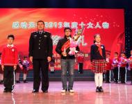 甘守清貧卻大方資助別人，忠于職責(zé)卻把對(duì)親人的愛深埋在心里。扎根基層保一方平安，他是百姓心中的守護(hù)神；心系群眾為人民著想，他是鄉(xiāng)親們心貼心的好所長(zhǎng)。貼心的所長(zhǎng)不該走。貼心所長(zhǎng)——夏明臣