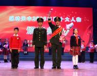 滄海橫流，方顯英雄本色。面對(duì)危險(xiǎn)義無反顧，他的從容讓人敬佩；處置事故身先士卒，他的身影讓人動(dòng)容。穿越生死為人們帶來平安，愛兵如子用生命書寫忠誠(chéng)。消防衛(wèi)士——董英俊 