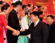 駐馬店人民政府市長陳星、市政協(xié)主席劉軍甫、市政府常務副市長張昕、市委宣傳部部長戚存杰上臺與演職人員握手。