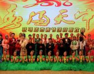 駐馬店人民政府市長陳星、市政協(xié)主席劉軍甫、市政府常務副市長張昕、市委宣傳部部長戚存杰上臺與演職人員合影。