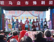 （記者 武帥 健豪）2月17日上午，由駐馬店市文廣新局主辦，市演藝中心（原市豫劇團(tuán)）承辦的新春戲曲周在世紀(jì)廣場正式拉開帷幕。來自市演藝中心的戲曲名家們將在為期一周的時間里，為廣大市民奉獻(xiàn)一場精彩的節(jié)日戲曲大餐。