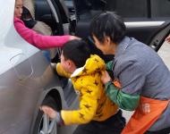 大年初八過完了，許多在城里打工的農(nóng)民工開始陸續(xù)返城，一個無法避免的問題再次發(fā)生，留守兒童和父母的分別。在邛崍臨濟鎮(zhèn)瑞林村，記者又看到了這傷心的一幕。40歲的植大姐是一個女快遞員，今天是她回成都準備上班的日子，7歲多的峰峰吵著要跟母親上成都，爺爺奶奶在一旁拉都拉不住，峰峰一直試圖向前拉住媽媽的手，嘴里一直說著“你們不能這樣對我。