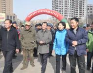       當(dāng)天上午，駐馬店市委常委、宣傳部長戚存杰，市政府副市長馮玉梅親臨現(xiàn)場慰問說書藝人并和市委宣傳部、文廣新局領(lǐng)導(dǎo)以及數(shù)千名市民一起觀看精彩的演出。