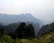 黃山原名黟山，因峰巖青黑，遙望蒼黛而名。后因傳說軒轅黃帝曾在此煉丹，故改名為“黃山”。明朝旅行家徐霞客登臨黃山時，曾對黃山的秀麗這樣贊嘆：“薄海內外之名山，無如徽之黃山。登黃山，天下無山，觀止矣！”被后人引申為“五岳歸來不看山，黃山歸來不看岳”。（攝影/水墨丹青）