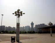 4月7日上午，記者在駐馬店北區(qū)看到，經(jīng)過兩天持續(xù)降雨的洗禮，整個(gè)城市煥然一新，記者隨手拍了幾張小景與廣大網(wǎng)友分享。駐馬店天中廣場到處彰顯社會(huì)主義核心價(jià)值觀的口號。（記者/喬建豪）