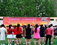 大賽吸引很多人參加（上圖）?！抉v馬店廣視網(wǎng)訊】（記者 蘇莎）多彩生活，幸福年華。4月17日上午9時，由駐馬店市總工會、 駐馬店市婦女聯(lián)合會主辦的“中原銀行杯”2016駐馬店首屆廣場舞大賽，在駐馬店市黃淮學院北區(qū)操場開幕。