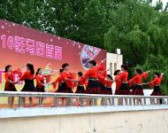 參賽隊伍表演（上圖）。據(jù)了解，“多彩生活 幸福年華”中原銀行杯2016駐馬店首屆廣場舞大賽于今年3月啟動，全市共有47支舞蹈隊報名參加，近千名廣場舞愛好者參與大賽。大賽分為海選、預選賽、市區(qū)決賽、全市總決賽四個場次，通過線上與線下結合的方式，廣泛傳播健康健身的新理念。通過組織豐富多彩、貼近生活、群眾喜聞樂見的廣場舞、健身舞文化體育健身展示、交流、比賽活動，從而推動全市廣場舞愛好者廣泛參與，樹立全民健身的良好社會風尚和健康文明生活方式的形成。
