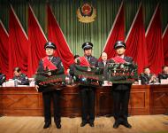 榮獲2015年度全市公安機(jī)關(guān)“優(yōu)秀基層單位”、“好警嫂”、“優(yōu)秀共產(chǎn)黨員、“優(yōu)秀人民警察”、“執(zhí)法監(jiān)督標(biāo)兵”、“破案能手”和“抓捕能手”等13項(xiàng)榮譽(yù)稱號(hào)的代表上臺(tái)領(lǐng)獎(jiǎng)。