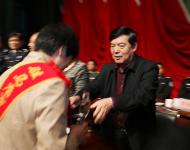 會(huì)議對(duì)在全市公安工作中取得突出成績(jī)的先進(jìn)集體和先進(jìn)個(gè)人以及長(zhǎng)年默默無(wú)聞，關(guān)心支持公安工作的民警家屬代表進(jìn)行了隆重表彰。