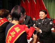 會(huì)議對(duì)在全市公安工作中取得突出成績(jī)的先進(jìn)集體和先進(jìn)個(gè)人以及長(zhǎng)年默默無(wú)聞，關(guān)心支持公安工作的民警家屬代表進(jìn)行了隆重表彰。