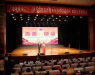 【駐馬店廣視網(wǎng)訊】（記者 劍鋒 蘇莎 武帥）4月27日下午，為紀(jì)念偉大的五四運(yùn)動(dòng)97周年、慶祝五四青年節(jié)，由共青團(tuán)駐馬店市委主辦的“青春使命”——駐馬店市各界青年紀(jì)念“五四”運(yùn)動(dòng)97周年主題聯(lián)歡會(huì)在市群藝館隆重舉行。晚會(huì)上，還表彰了19名“駐馬店青年五四獎(jiǎng)?wù)隆焙?5個(gè)“駐馬店青年五四獎(jiǎng)?wù)录w”。