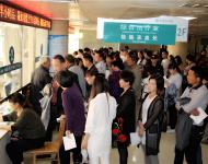 檢驗科采血處排滿了前來檢查的患者，把過道堵得嚴(yán)嚴(yán)實實。