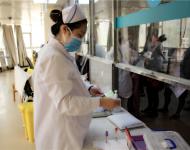 由于科室人少，患者較多，已懷孕8個多月的護士曹艷仍堅守在工作崗位，忙前忙后。