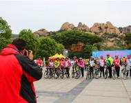 【駐馬店廣視網(wǎng)】（記者 蘇莎）5月21日-22日，體彩?環(huán)中原2016自行車公開賽暨“嵖岈山杯”駐馬店環(huán)嵖岈山自行車賽在我市5A級(jí)景區(qū)嵖岈山舉行。在開幕式和比賽現(xiàn)場(chǎng)，人們紛紛用手機(jī)、相機(jī)和攝像機(jī)記錄下精彩瞬間，駐馬店廣視網(wǎng)記者用鏡頭捕捉到了一些有趣的拍客畫面，分享給廣大網(wǎng)友。隨著手機(jī)的普及，拍攝已經(jīng)不再是專業(yè)人士的行為。隨手拍已經(jīng)成為人人都可以做到的記錄方式，我們都正在自覺(jué)或不自覺(jué)的用這種方式來(lái)記錄生活，見(jiàn)證歷史。
