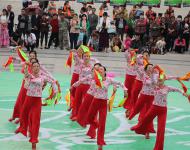 廣場舞大賽不僅是構(gòu)建和諧社會(huì)，豐富我市群眾文化生活的一項(xiàng)具體舉措，也是推進(jìn)全民健身活動(dòng)，營造溫馨美好家園的一個(gè)宣傳舞臺(tái)，更是眾多廣場舞愛好者展示和交流的重要平臺(tái)。【上蔡代表隊(duì)】