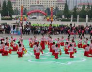 馮玉梅在致辭中指出，廣場舞活動(dòng)，融音樂、舞蹈、健身于一體，以喜聞樂見的形式，進(jìn)入社區(qū)和鄉(xiāng)村，具有廣泛的群眾基礎(chǔ)，深受群眾喜愛?！旧喜檀黻?duì)】