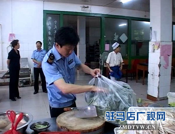 執(zhí)法人員檢查考場附近酒店廚房<a  href='http://tnvelaivaaippu.org/'  title='衛(wèi)生' target='_blank' >衛(wèi)生</a>_副本.jpg