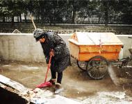 而這個城市最早的工作人員：最美的環(huán)衛(wèi)工人也是不畏嚴(yán)寒不畏大雪打掃著大街小巷。