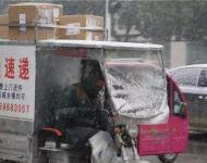 辛勤工作的快遞哥也是冒著大雪早早出門，開始一天的快遞配送工作，而這一切，除了養(yǎng)家糊口，你也不得不承認(rèn)是為了讓你更早的收到自己的包裹。