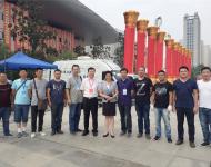 駐馬店市委宣傳部常務副部長劉衛(wèi)明和駐馬店廣播電視臺臺長王宇與參與大會開幕式轉(zhuǎn)播的駐馬店廣播電視臺技術人員合影留念。