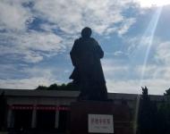 驛城區(qū)社會(huì)各界代表1000多人來(lái)到楊靖宇將軍紀(jì)念館，舉行2016年國(guó)家烈士紀(jì)念日公祭儀式，深切緬懷為民族獨(dú)立、人民解放和國(guó)家富強(qiáng)、人民幸福英勇獻(xiàn)身的革命先烈楊靖宇將軍，并為楊靖宇將軍塑像敬獻(xiàn)花籃。（圖/米山）