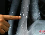 據(jù)他介紹，通過(guò)實(shí)驗(yàn)看到的主要是固態(tài)的霧霾顆粒，有碳酸鈣、氧化鐵、硫酸鹽等，非固態(tài)的氣溶膠則要通過(guò)另外的方式才能看到。