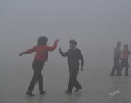 2017年1月3日早晨，安徽阜陽(yáng)市民在大霧中晨練。啟聞/視覺(jué)中國(guó)