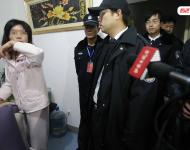 2014年1月29日，北京門頭溝法院執(zhí)行庭法官為了18名農(nóng)民工能夠順利拿到包工頭張某的欠薪，一大早便驅(qū)車趕往一直與法院“躲貓貓”的張某家，對其進行強制執(zhí)行。圖為法官到張某家后，其妻稱他已幾個月沒回家。法制晚報/視覺中國