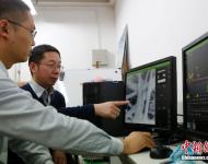 劉勇教授（左二）分析霧霾顆粒。