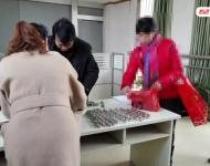 2015年12月7日，南京世嘉服飾有限公司因拖欠工人工資，被法院強制執(zhí)行。當(dāng)日，溧水法院執(zhí)行局辦公室里出現(xiàn)奇葩一幕：一名被執(zhí)行人拎著滿滿一袋子硬幣來償還案款。經(jīng)過幾名執(zhí)行法官的清點，共計3500元。