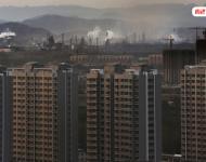 而盧廣這組圖片所反映出的也僅僅是工業(yè)發(fā)展影響城市環(huán)境的一個縮影。圖為站在邯鄲武安市城區(qū)西邊的商品房里，可清楚看到后方的裕華、金鼎、龍山等煉鋼企業(yè)。