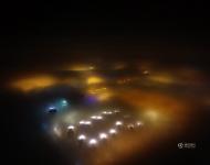 2017年1月3日，霧霾籠罩津城如“仙境”，記者航拍夜色中的城市，在霧霾之上，看到樓宇籠罩在霧霾中，燈光穿透霧霾發(fā)出幽幽的彩色光。nico/東方IC