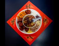 1月4日，內(nèi)蒙古呼和浩特市玉泉區(qū)清泉街社區(qū)一位老人在展示臘八粥食材。當(dāng)日，呼和浩特市玉泉區(qū)清泉街社區(qū)舉辦“溫暖臘八粥 濃濃鄰里情”活動(dòng)，喜迎即將到來(lái)的“臘八節(jié)”。新華社發(fā) 丁根厚 攝