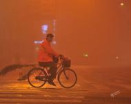 2017年1月4日早晨，一名環(huán)衛(wèi)工人在大霧中的安徽阜陽(yáng)街頭騎行。盧啟建/視覺(jué)中國(guó)