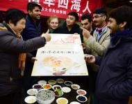 1月4日，內(nèi)蒙古呼和浩特市玉泉區(qū)清泉街社區(qū)一位老人在展示臘八粥食材。當(dāng)日，呼和浩特市玉泉區(qū)清泉街社區(qū)舉辦“溫暖臘八粥 濃濃鄰里情”活動(dòng)，喜迎即將到來(lái)的“臘八節(jié)”。新華社發(fā) 丁根厚 攝