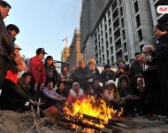 2014年3月份，100多名來自各地的建筑工人來到寧夏銀川鼎輝時代城二期項目工地上打工，11月2日，項目正式停工，但工友們一年來的血汗錢卻始終沒有下發(fā)，“光跑勞動監(jiān)察大隊就不下10次，但每次都說已經(jīng)處理了，要我們回去等消息?！?2月31日，工友們來到銀川市公安局金鳳分局，但是打聽了一圈卻始終沒找到這起案件的負(fù)責(zé)人。又跑了一天的工友們帶著重重心事再次回到工地，升起了一堆篝火取暖?！暗仍┘倨谝贿^，我們還得去要錢，要不到錢就不回家過年了！”新華社記者 彭昭之 攝